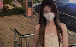 半夜年轻人看B站短视频软件